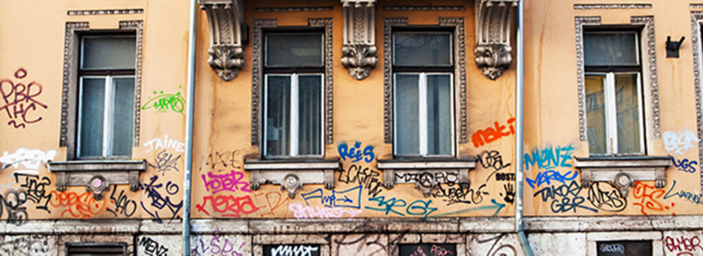 Ein Haus in Sarajevo mit Grafftitti.