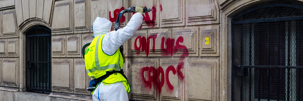 Graffittiwand wird gereinigt