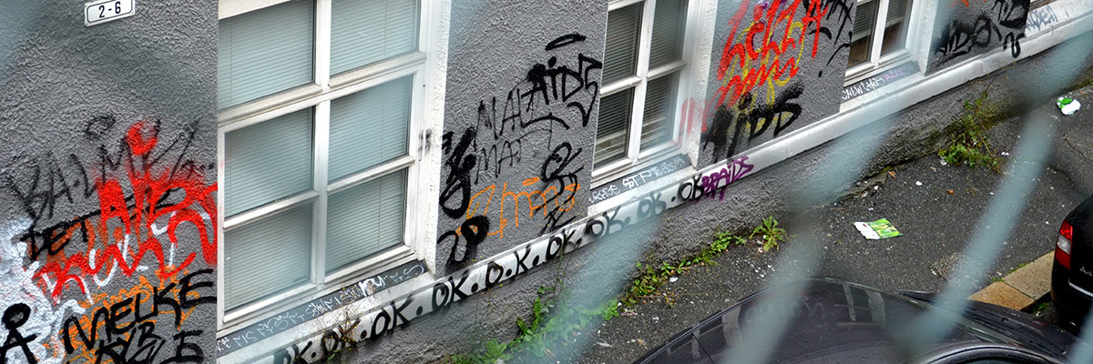 Graffitti an grauer Hauswand