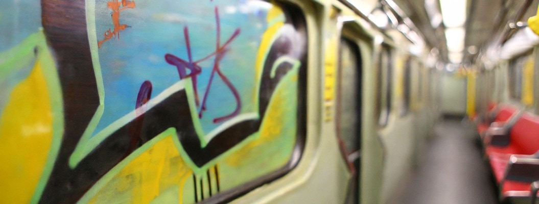 Graffiti an Fenstern in einer U-Bahn