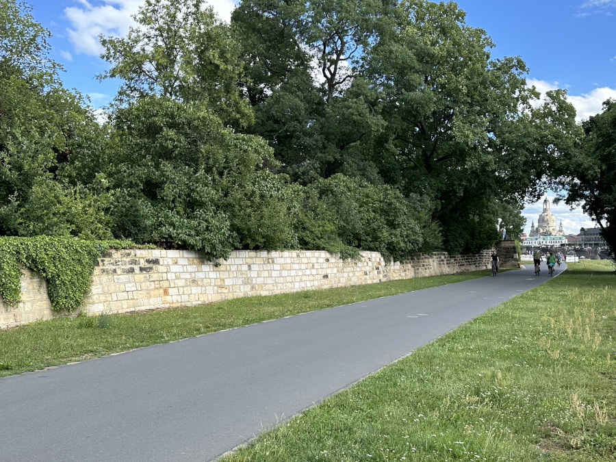 Elbradweg nach der Graffitientfernung in Dresden
