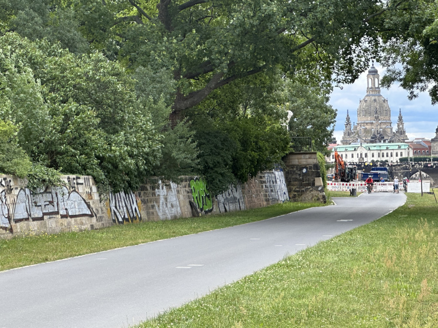 Elbradweg vor der Graffitientfernung in Dresden