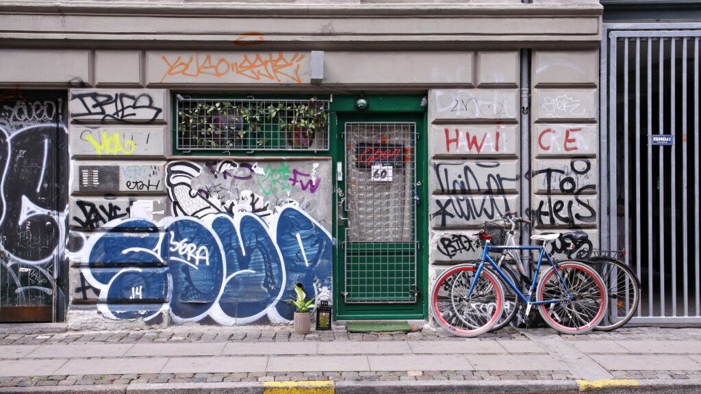 graffiti und fahrräder am haus